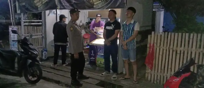 Malam Tenang di Remboken: Polisi Pantau Setiap Aktivitas Masyarakat